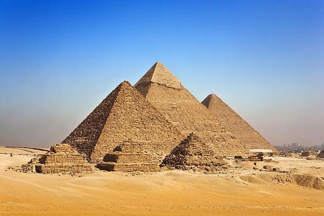 吉萨金字塔是古代世界七大奇迹中最古老的,至今基本完好无损.