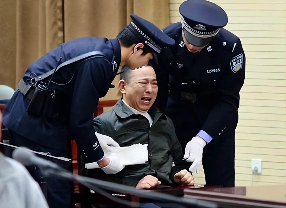 2015年四川劉漢被判死刑,押到火葬場抬進執行車,離開時神情恍惚