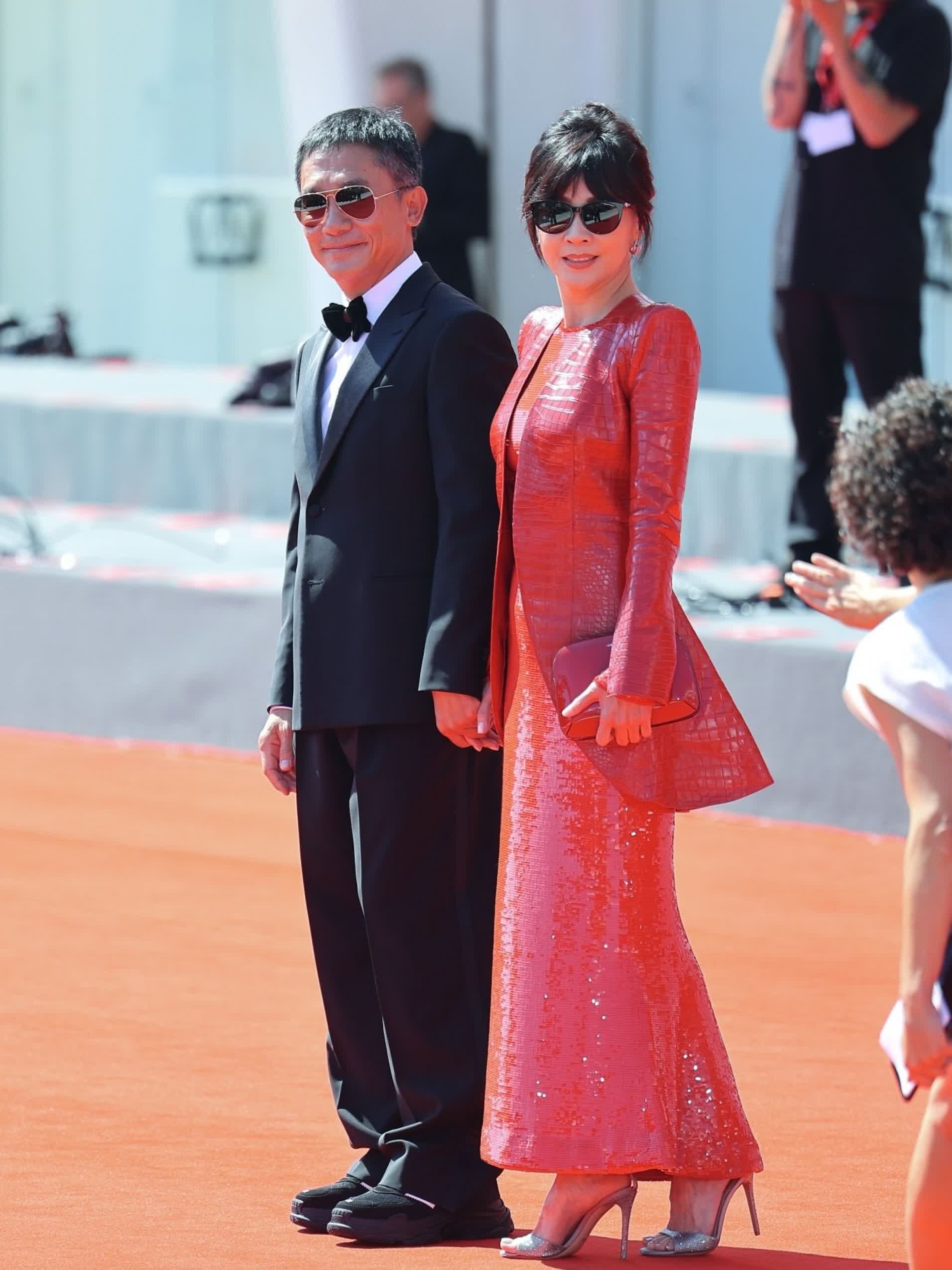 刘嘉玲亮相威尼斯电影节梁朝伟获金狮奖妻子陪伴全程惊艳红毯