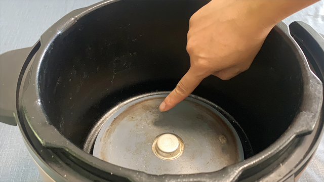 电饭煲加热后锅底黑怎么办