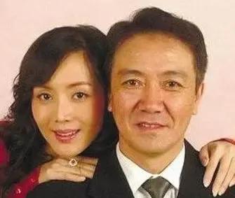 李幼斌的薄情人生抛弃24年原配妻子净身出户娶小13岁二婚娇妻