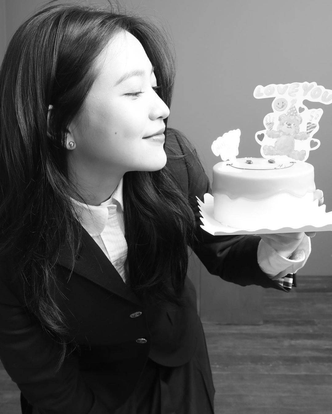 Red Velvet成员Yeri金艺琳23生日INS发文发照感谢为她庆祝的人