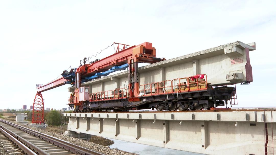 直击:北黑铁路新建逊别拉河铁路大桥架梁建设全部完成