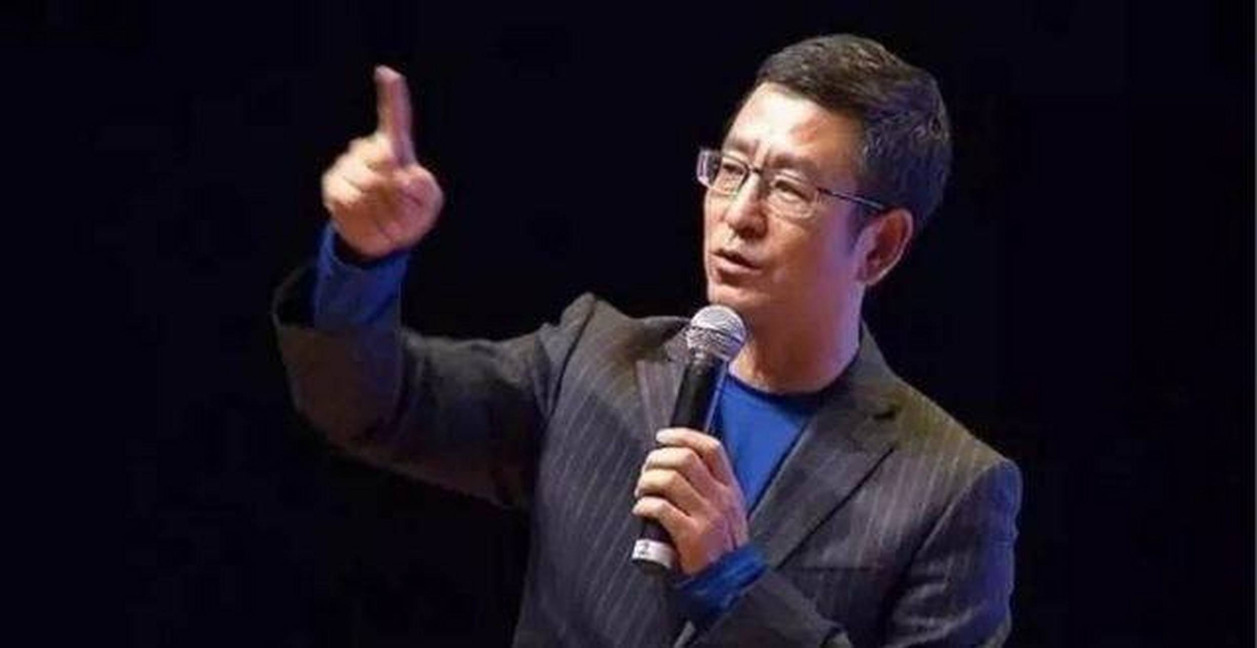 白岩松谈孩子刷手机上瘾# 近期,知名主持人白岩松在采访中谈到了鹤佑