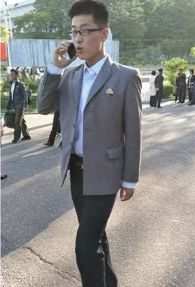 朝鲜街头貌似有钱的人,导游说有钱女人一般都皮肤白,挎着高档包