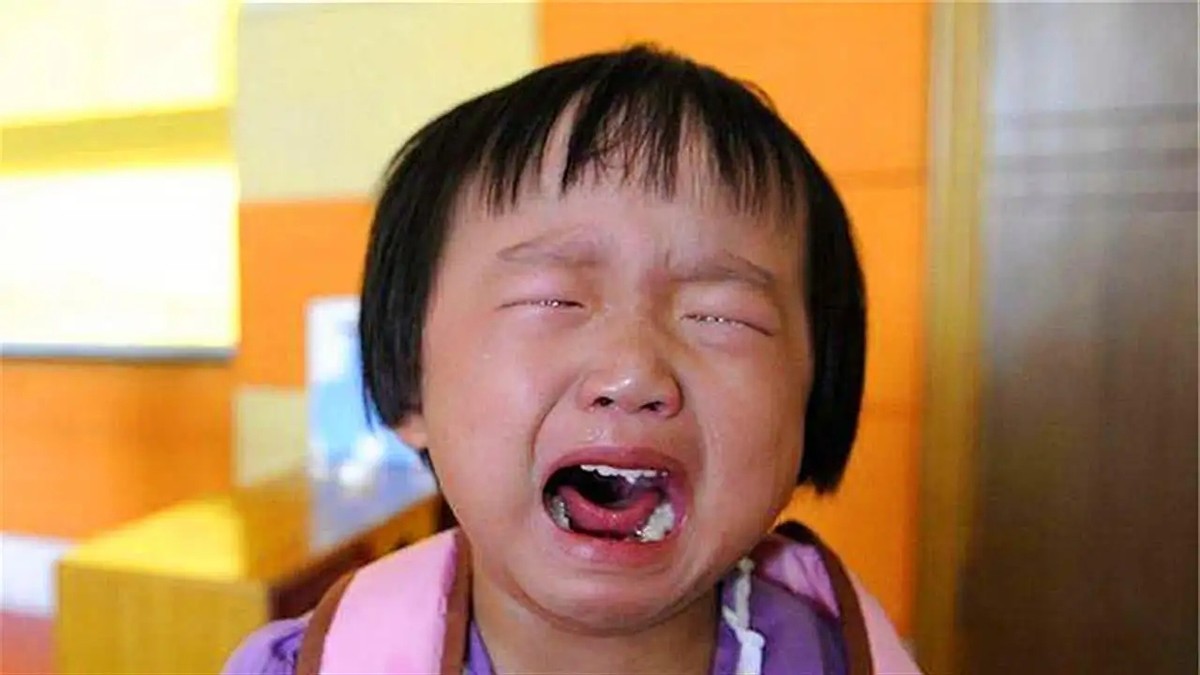 三岁娃满地撒泼打滚哭闹,真正原因很少家长知道,快用"智慧脑"