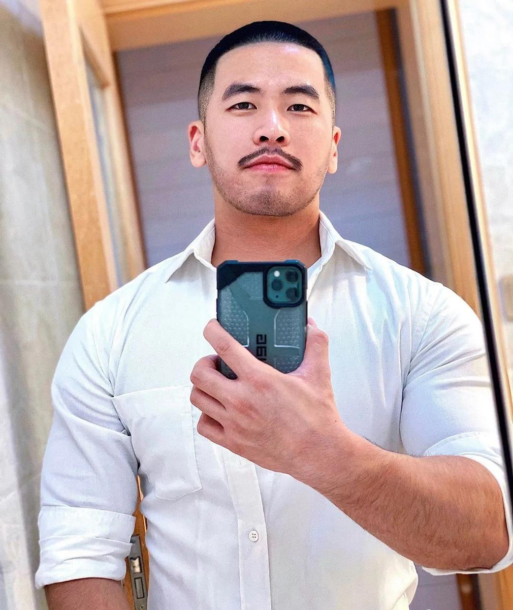 28岁小哥每周健身4次,寸头发型粗壮体型,一副肌肉名媛画风