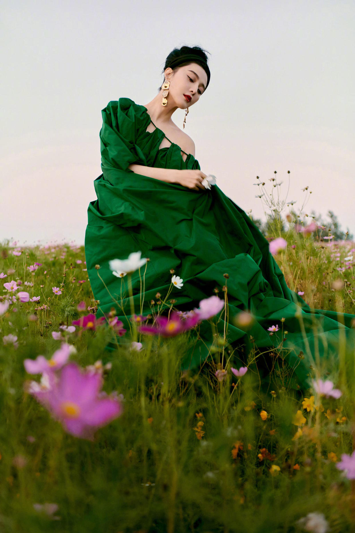 范冰冰的礼服造型就没输过,穿黑色的抹胸礼服时髦高级,华丽精致