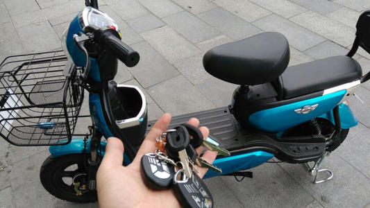 小刀电动车充电口在哪?