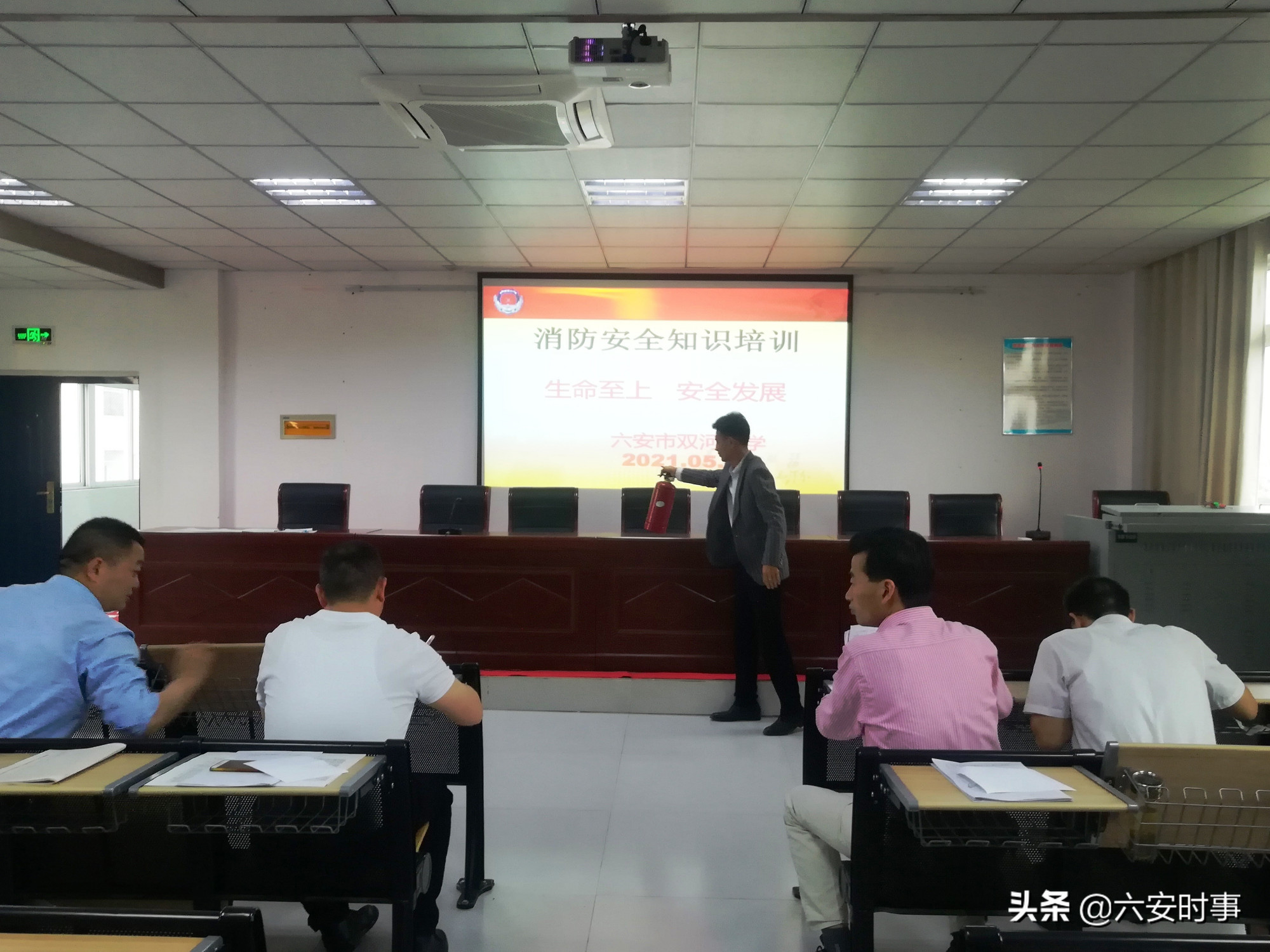 六安市雙河中學(xué)舉行地震疏散演練和消防培訓(xùn)剪影(圖6)