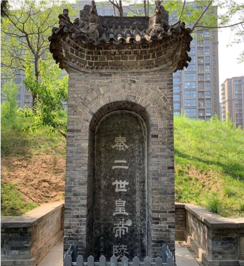 西安还有一个秦代皇帝陵墓,被开发成公园景点,但几乎没有游客去