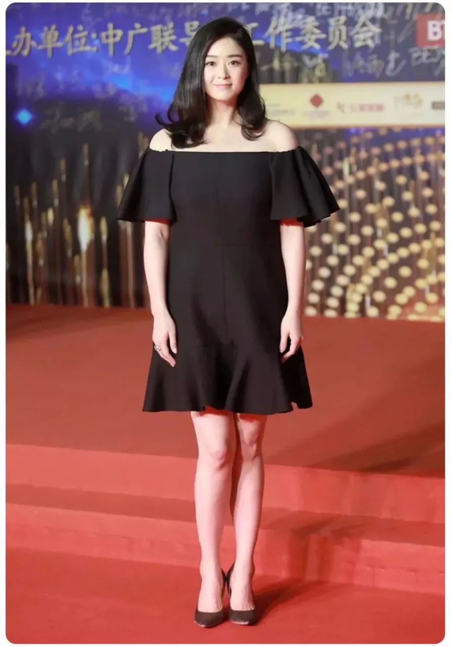 40岁的蒋欣才是"人间尤物",当看到她泳装照的那一刻,美翻了!