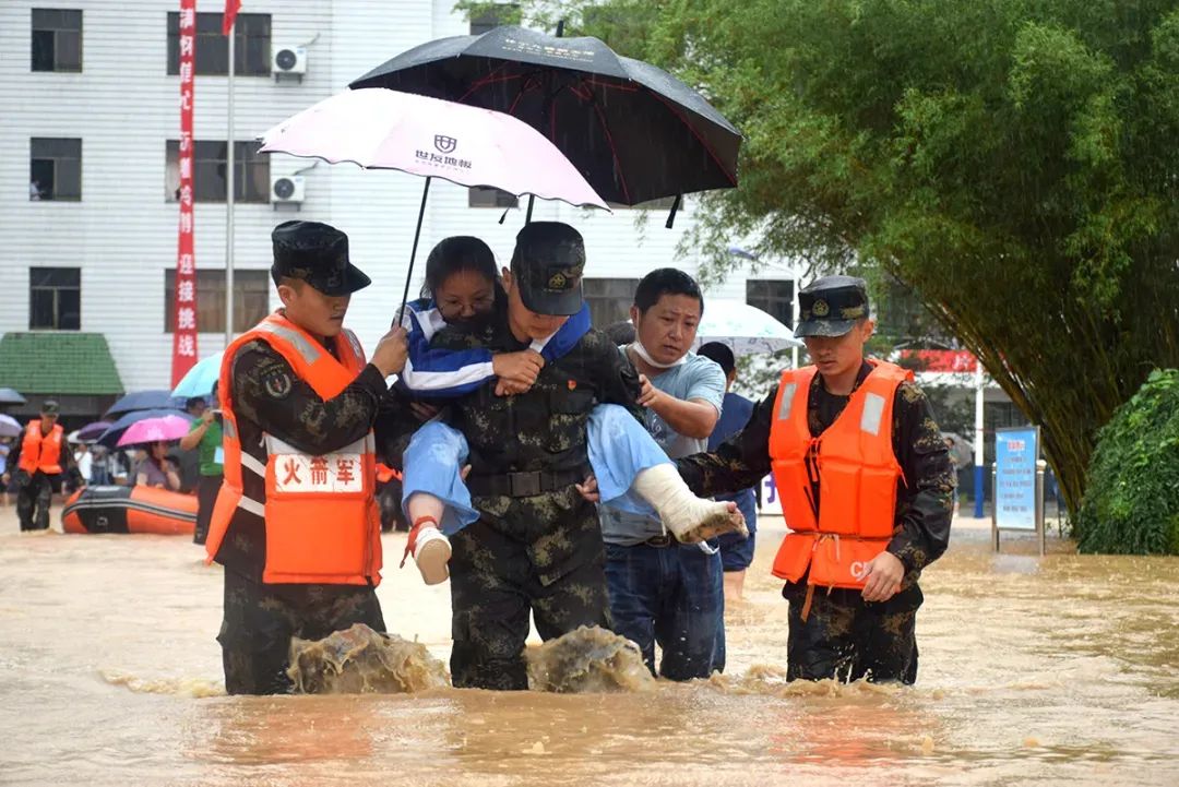 危难时刻显身手!解放军和武警官兵连续奋战抢险救灾