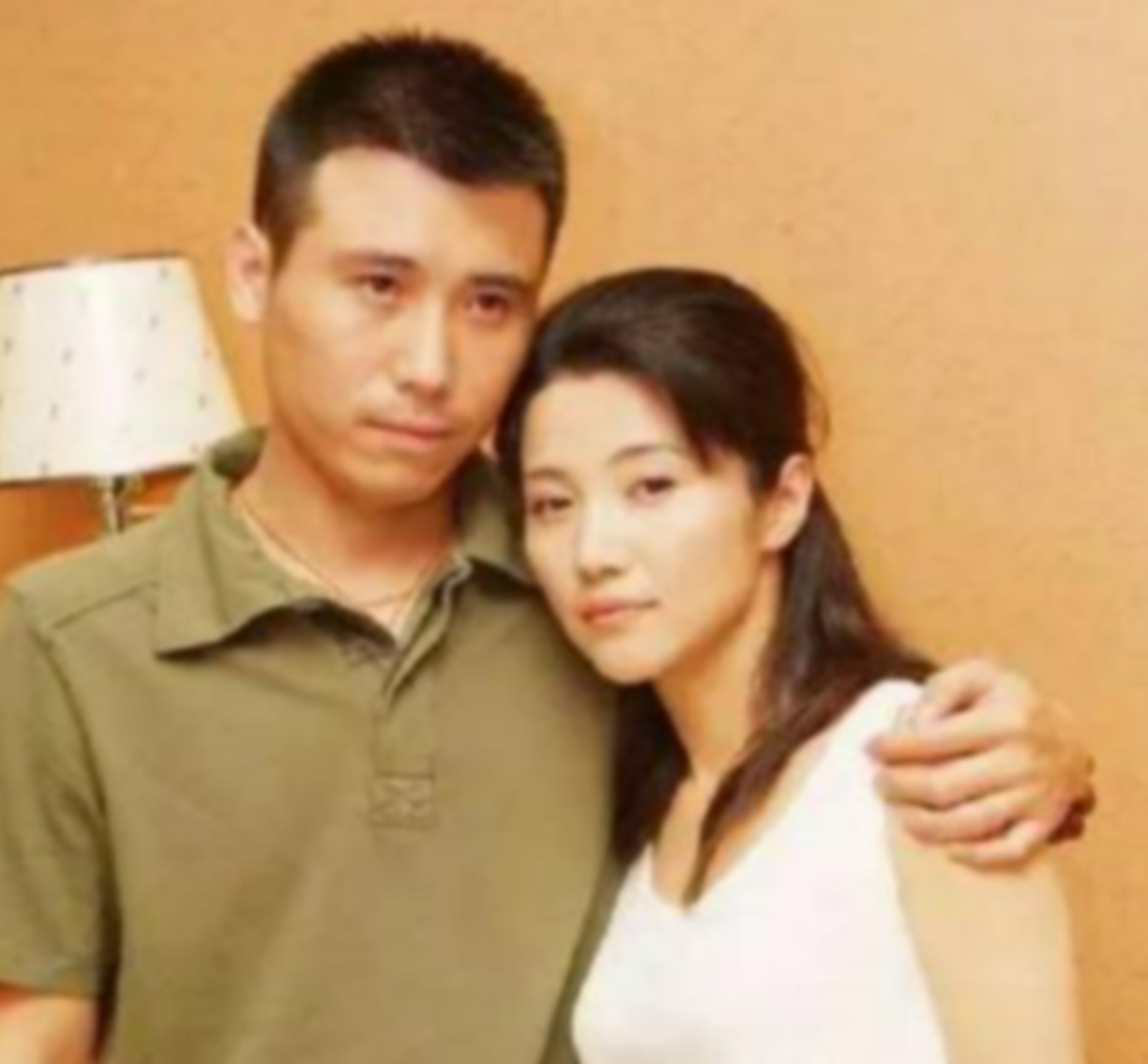 在一次拍戏的过程中,演员李乃文抱着颜丙燕亲了十几次,最后颜丙燕忍无