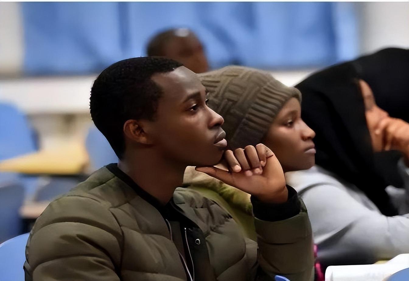 回顾:武大校花远嫁非洲,婚后遭黑人男友虐待,父亲解救失败自缢