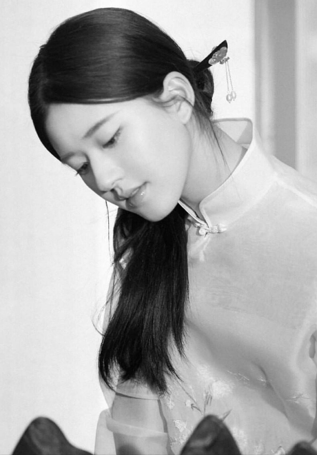 不被看好的"圆脸女生",穿旗袍裙有多美?看看赵露思就知道了