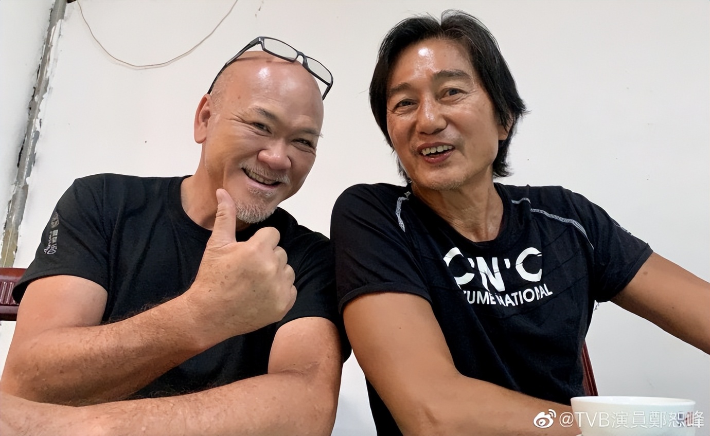 接地气!港星郑恕峰被网友偶遇独自搭地铁,获赞贴地不似内地明星