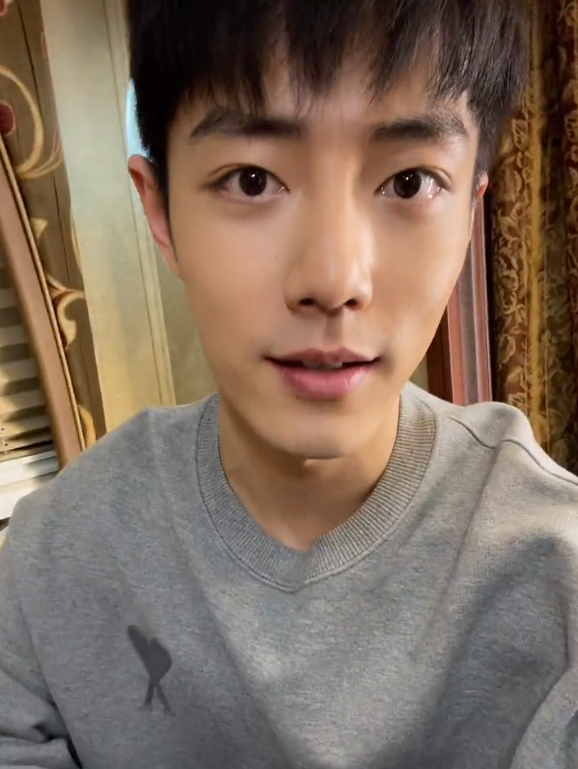 30岁肖战晒素颜怼脸拍,重庆人开口是"今儿",网友:配合肖春生