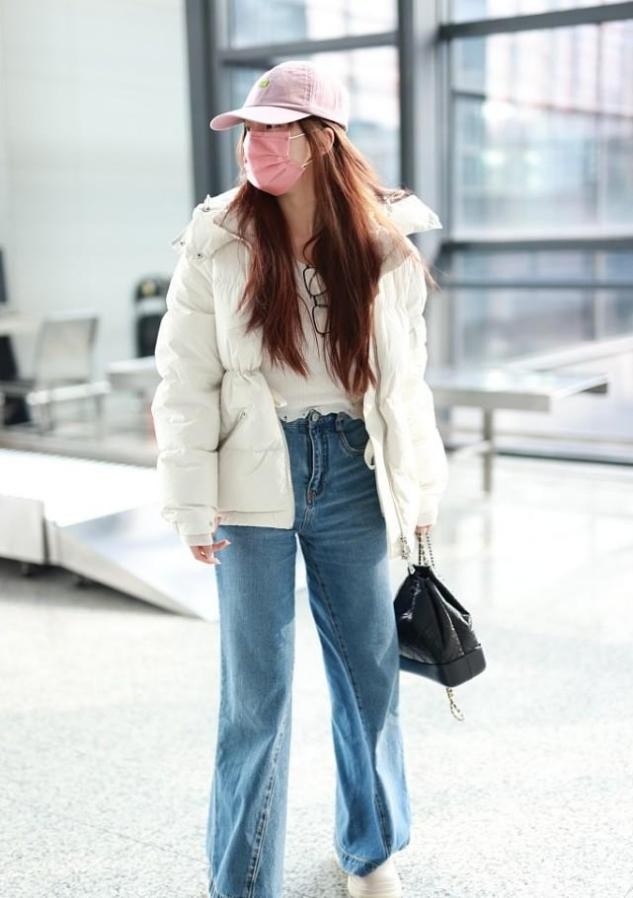 赵露思真是少女风的代表,白色羽绒服配短针织内搭,甜美又清新