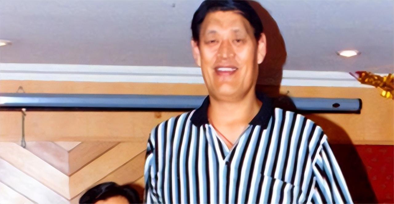 回顾:巨人穆铁柱身高2.28米,一场篮球赛得80分,为何英年早逝?