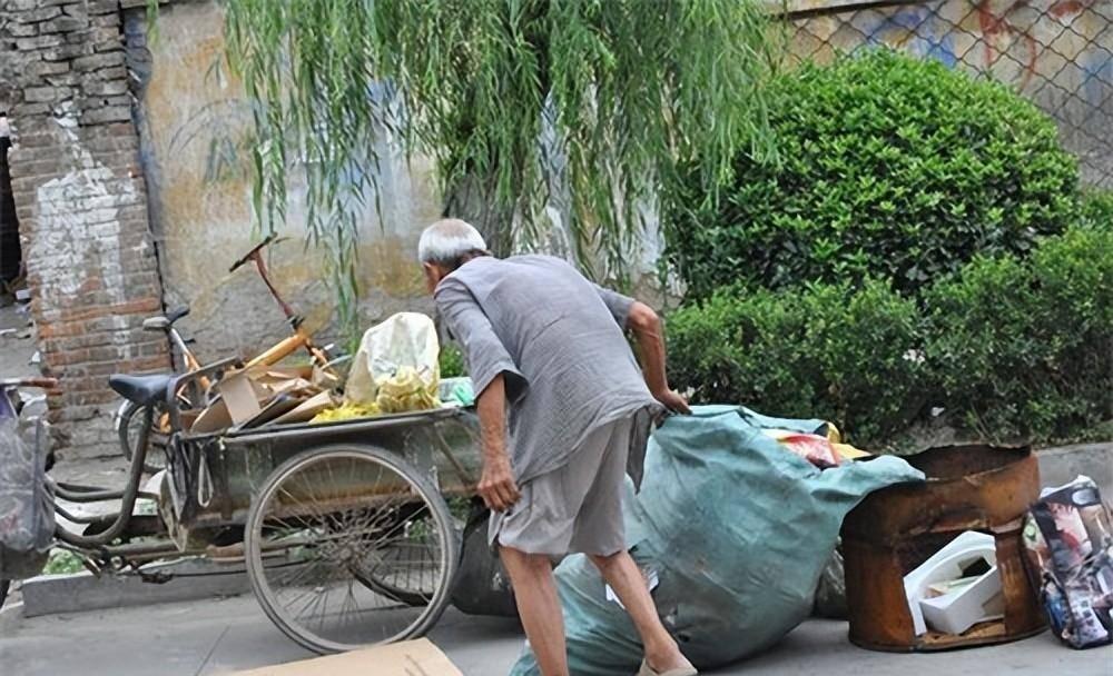 97年一老汉靠捡破烂收养弃婴24年后养女身价上亿陪父亲周游中国