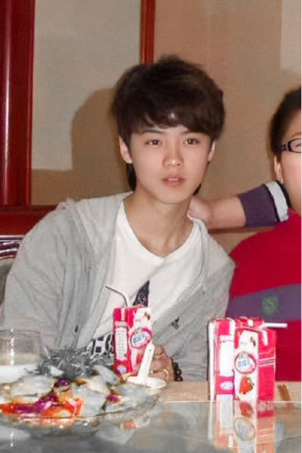 从小到大颜值一直在线 鹿晗出道前旧照曝光!