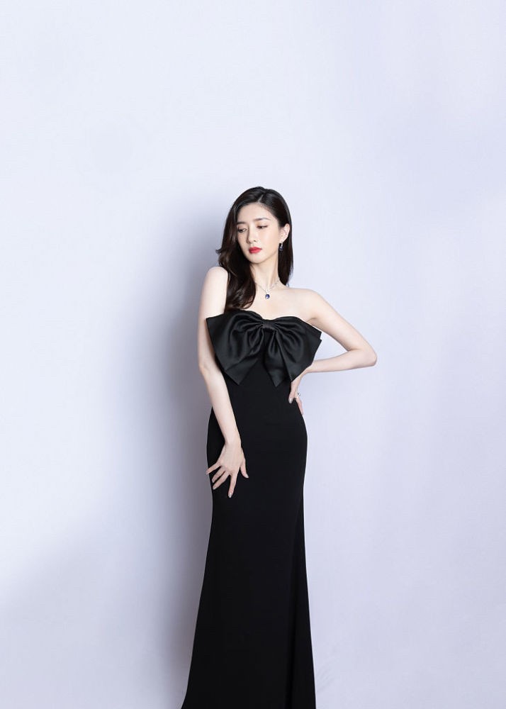 江疏影穿鱼尾裙"身材失控",名媛气质挡不住,就是发型一言难尽