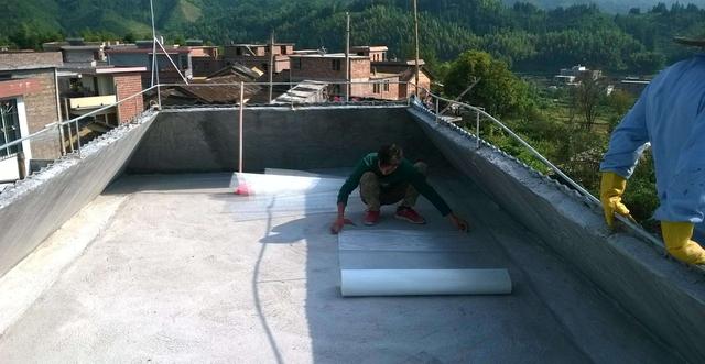 买了顶楼房,为隔热想破头!屋顶蓄水种菜,都不如加块水泥板有效