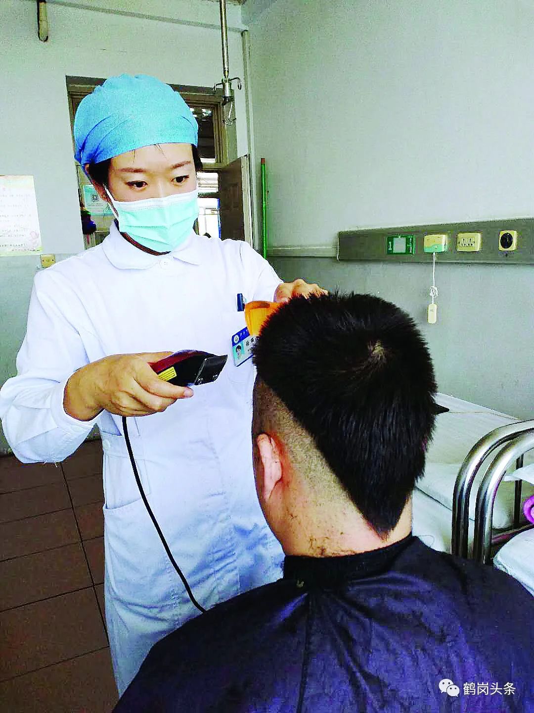 她们的本职是医护人员因为疫情因为患者她们又变成了理发