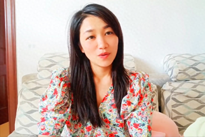 香香出生在越南农村,父母在她很小的时候就分开了.