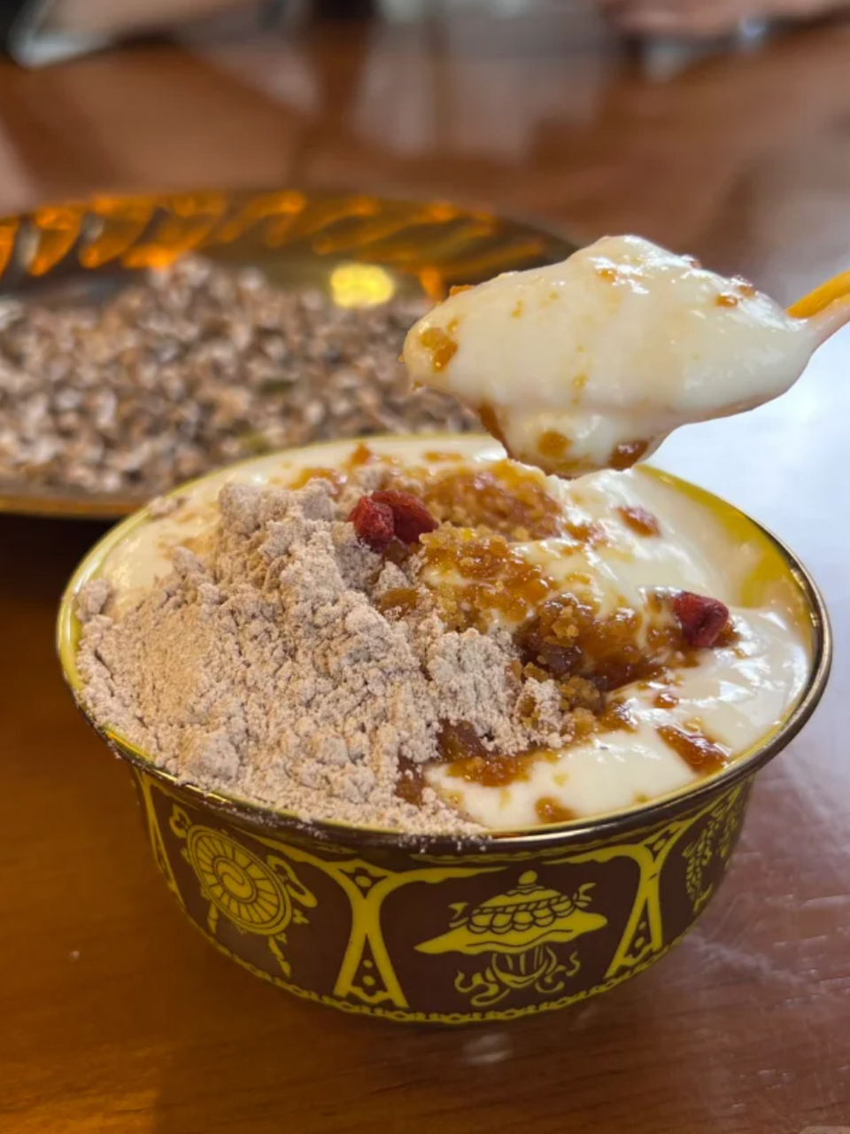 西藏酥油茶:高原的营养之选  每当冬日里寒风刺骨,一碗热腾腾的酥油茶