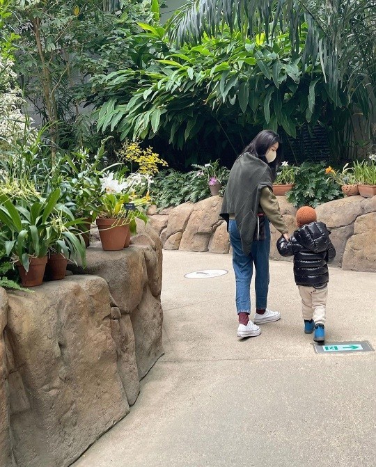 李必模妻子徐秀妍带儿子丹浩参观植物园