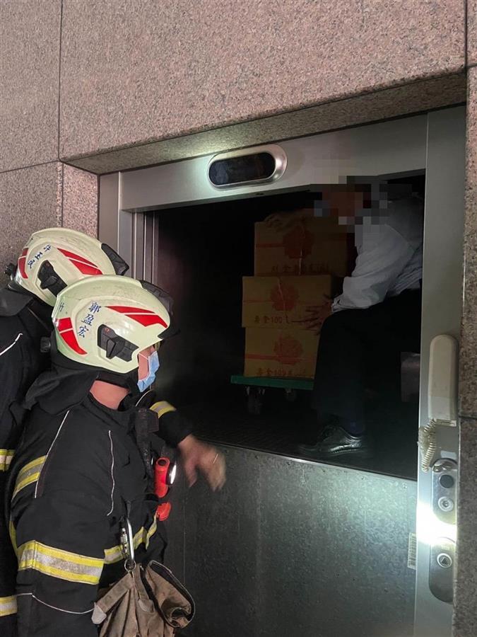 电厂事故致台湾南北大停电200余人被困电梯台湾当局致歉