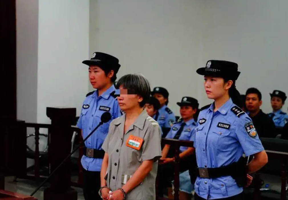 1993年,燕志云因虐女被判刑7年,出狱后"恶心"的一幕出现了