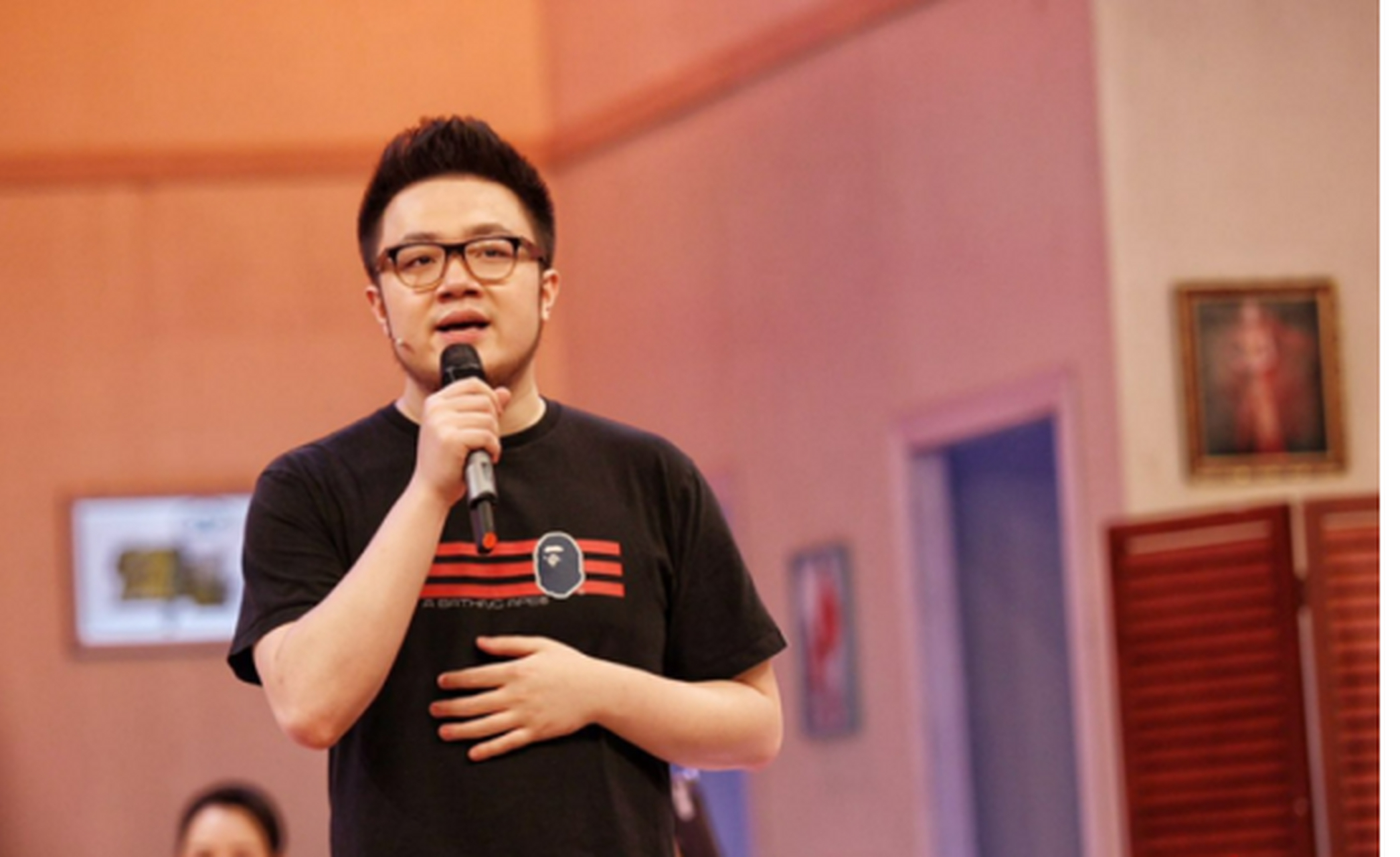 著名小品演员宋丹丹现在住在北京亿万豪宅里,而她的儿子巴图却还在最