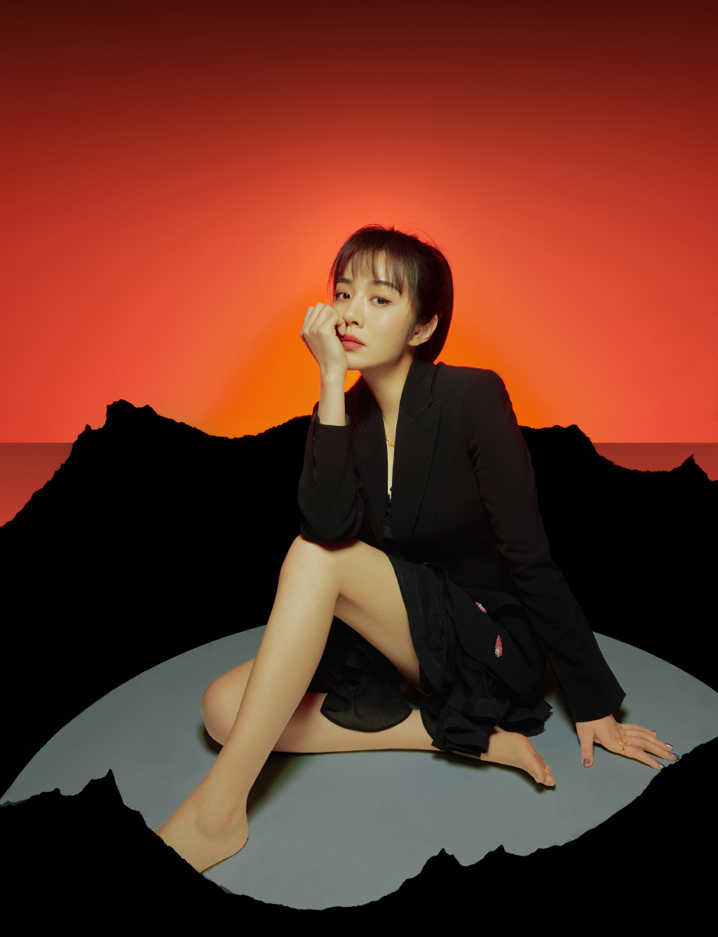 王晓晨赤脚拍照,穿短裙还曲腿坐地上,尽展女人的性感美