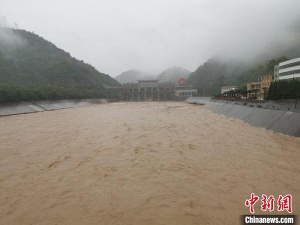 陕西多地遭遇降雨 24条河流出现洪峰57次