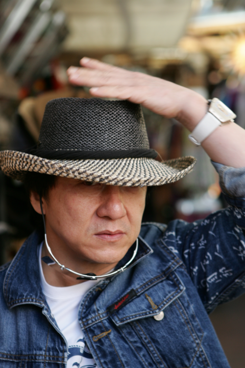 69岁成龙新照,头戴黑白格宽檐帽绅士十足!