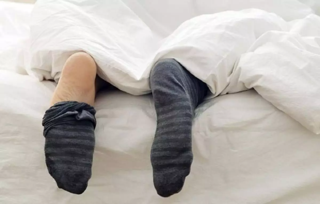 如果你穿着袜子睡觉,你的身体会发生什么