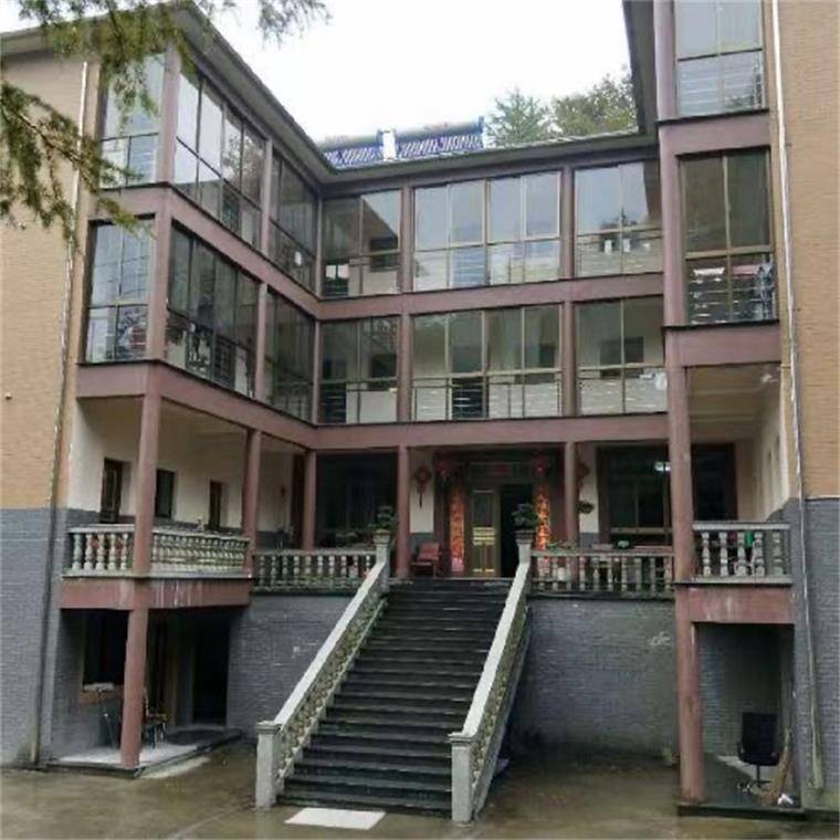 浙江湖州安吉董岭龙岭山庄农家乐,位于景区内,农家鲜笋可劲吃!