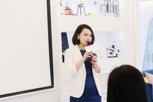 专访梵秀伊高级美肤专家李微:护肤是一场长距旅行