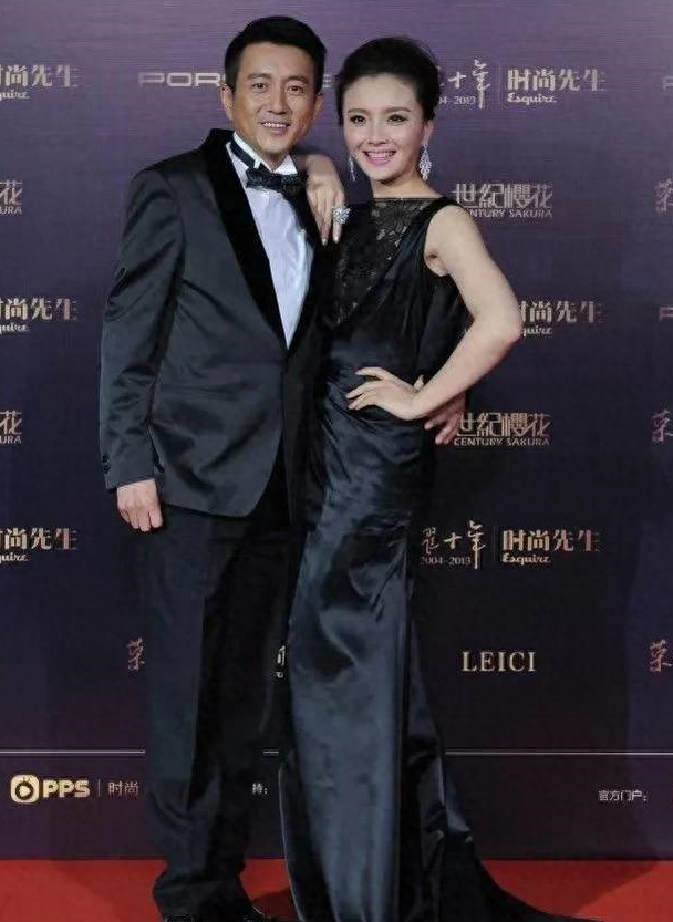 "槿汐姑婆"太高调了,礼裙领口直接开到腰,与老公热吻大秀恩爱