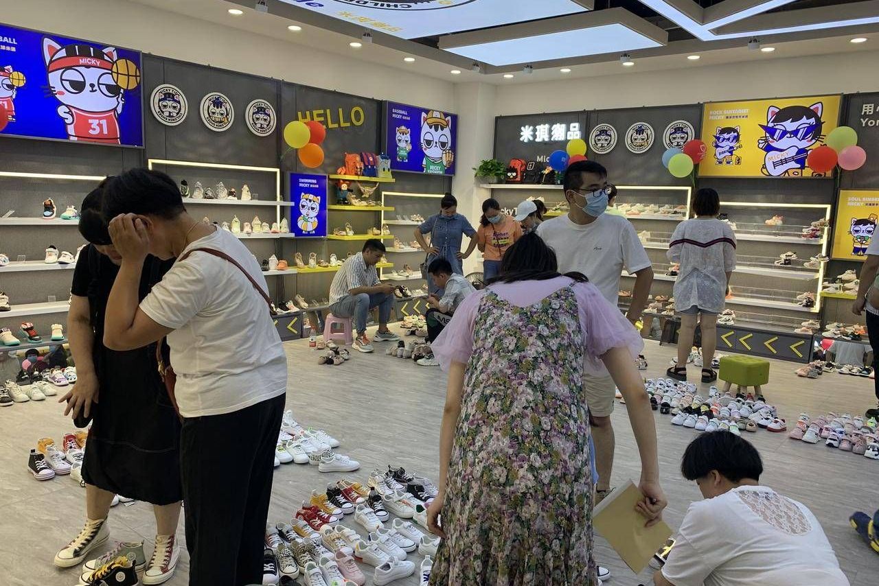 在青少年校园品牌剑桥鞋店内