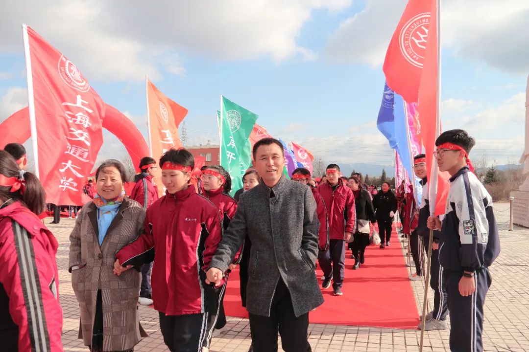 灵丘一中2021届高三成人宣誓仪式暨奋战高考200天誓师大会