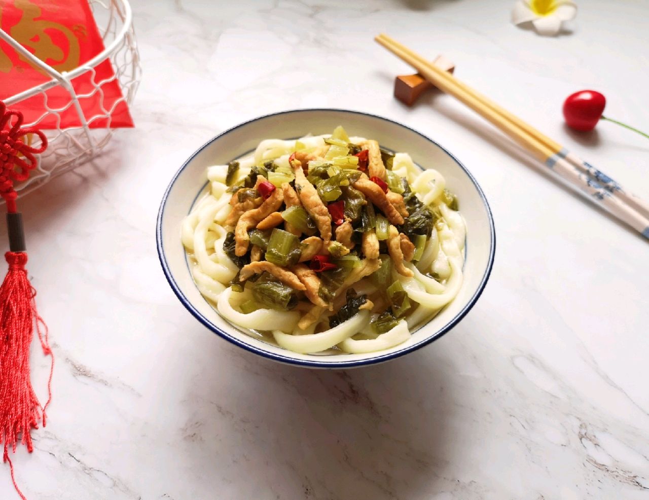 不没有胃口的时候,来一碗雪菜肉丝面,10分钟就做好,简单省事