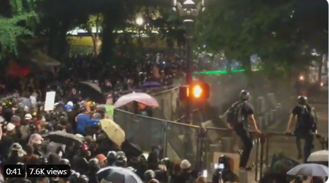 热点|美国波特兰示威者推倒法院围栏，有人称现场就像战场， 特工全副武装上街抓人