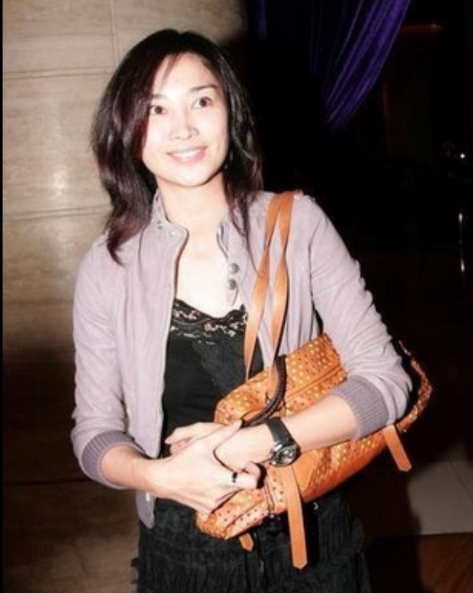 李克勤48岁妻子素颜也惊艳,穿运动服配牛仔阔腿裤,没有明星架子