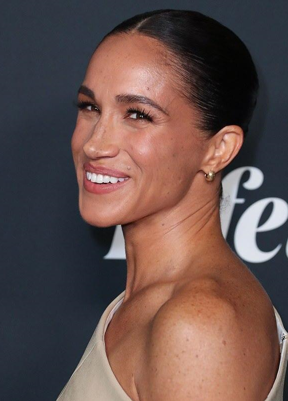 42岁梅根独自现身晚宴,皮肤上斑点较多,已与作家密友保持距离