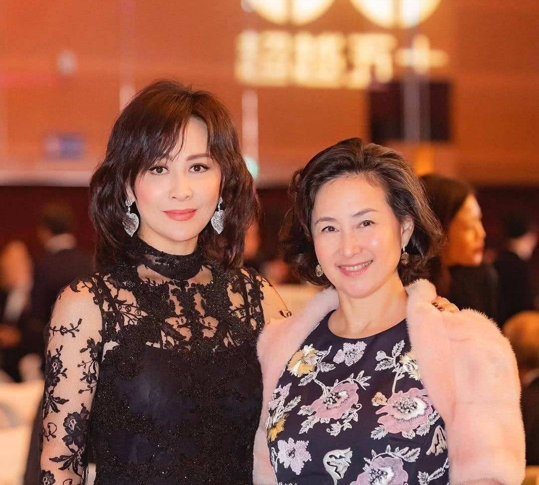 何超琼是许晋亨前妻,刘嘉玲是许晋亨的前女友,如今两人却成闺蜜