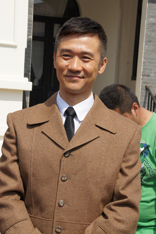 他靠老婆上位,走红后却抛妻弃子,如今沦落为路人